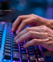  双手敲击带背光键盘画面7045#竖屏 	 