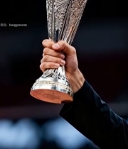  手捧精美奖杯特写2431#竖屏 	 