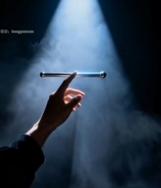  手托金属棒舞台聚光灯效果780#竖屏 	 