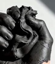  手握黑色泥状物特写(1)7671#竖屏 	 