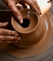  手工制作陶器的手部特写4960#竖屏 	 