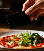  手持卡片和披萨美食画面1434#竖屏 	 