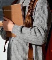  手持笔记本的辫子女孩2037#竖屏 	 