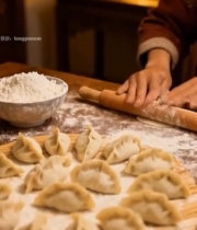  室内人物擀面皮包饺子场景1475#竖屏 	 
