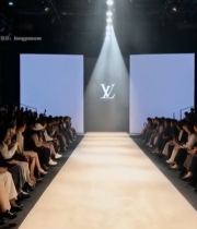  时尚秀场观众拍摄走秀现场1357#竖屏 	 