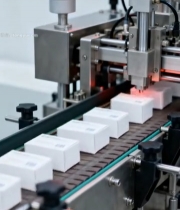  生产线机器给白色盒子加工6744#竖屏 	 