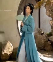  身着汉服女子持扇于园林中341#竖屏 	 