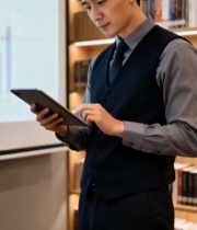  商务人士室内使用平板电脑(1)709#竖屏 	 