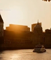  上海外滩河畔人群与游船景象7817#竖屏 	 