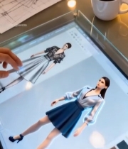  设计师使用透明平板进行服装绘图4130#竖屏 	 