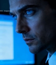  商务男士专注凝视电脑屏幕1776#竖屏 	 