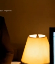  商务男士室内低头沉思画面725#竖屏 	 