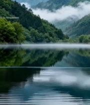  山林间云雾缭绕的湖泊风景703#竖屏 	 