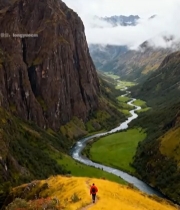  山间徒步者与自然风光3195#竖屏 	 