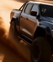  沙漠中皮卡车越野行驶画面6979#竖屏 	 