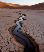  沙漠中干涸土地上的细流5501#竖屏 	 