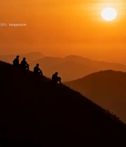  山顶人物赏夕阳全景2133#竖屏 	 