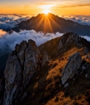  山峰云海间的日出景象4946#竖屏 	 