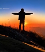  山顶人物张开双臂迎日出3473#竖屏 	 