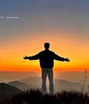  山顶人物张开双臂赏日出3877#竖屏 	 