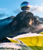  山顶球形建筑与山下建筑景观7234#竖屏 	 