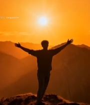  山顶人物夕阳下张开双臂3346#竖屏 	 