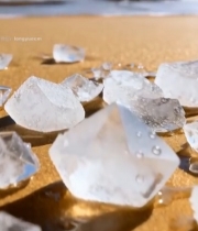  沙滩上的透明晶体近景画面6241#竖屏 	 