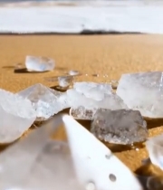  沙滩上的透明晶体近景7012#竖屏 	 