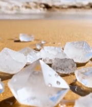  沙滩上的透明晶体近景7012#竖屏 	 