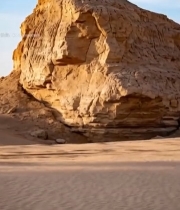  沙漠中的雅丹地貌岩石2978#竖屏 	 