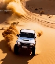  沙漠中白色皮卡车越野行驶3476#竖屏 	 