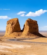  沙漠公路旁雅丹地貌景观2498#竖屏 	 