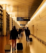  机场内旅客拖着行李箱行走6427#竖屏 	 