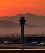  机场日落时分的客机与塔台5823#竖屏 	 