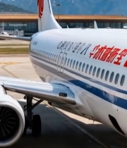  机场停靠的中国国际航空客机7544#竖屏 	 