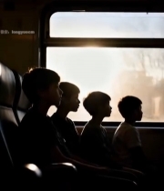  火车上孩童靠窗而坐3956#竖屏 	 