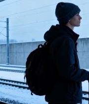  火车站台男子持行李箱等候画面4539#竖屏 	 