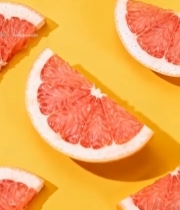  黄色背景上的红心柚切片61#竖屏 	 