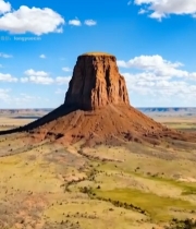  荒漠中孤立的柱状岩石景观3908#竖屏 	 