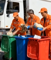  环卫工人分拣垃圾素材5766#竖屏 	 