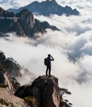  黄山山顶背包客赏云海景观5942#竖屏 	 