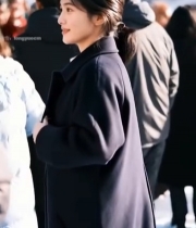  户外人群中微笑的女子1228#竖屏 	 