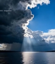  湖面上方穿透乌云的阳光景象2423#竖屏 	 