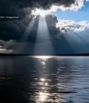  湖面阳光穿透云层景象60#竖屏 	 