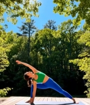  户外女子做瑜伽伸展动作(1)2041#竖屏 	 