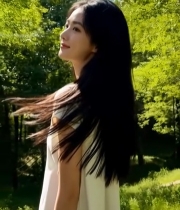  户外长发女子仰头微笑774#竖屏 	 