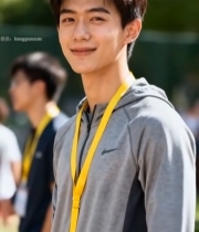  户外微笑的年轻男性1730#竖屏 	 