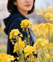  户外微笑女子与黄色花卉7283#竖屏 	 