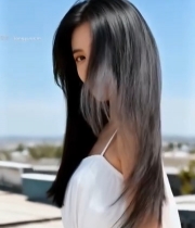  户外白衣女子微笑特写6366#竖屏 	 