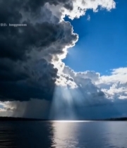  湖面上方穿透乌云的阳光景象2423#竖屏 	 